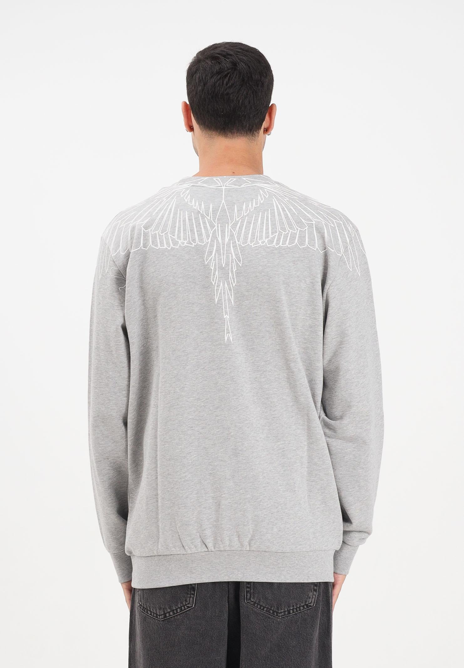 MARCELO BURLON COUNTY OF MILAN Felpa girocollo grigia da uomo con grafica ali F5CAMASW001 101 MARCELO BURLON COUNTY OF MILAN 