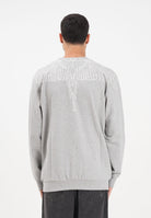 MARCELO BURLON COUNTY OF MILAN Felpa girocollo grigia da uomo con grafica ali F5CAMASW001 101 MARCELO BURLON COUNTY OF MILAN 