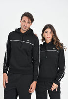 LACOSTE Felpa con cappuccio nera per uomo e donna rifinita da righe logate SH9808 031 LACOSTE 