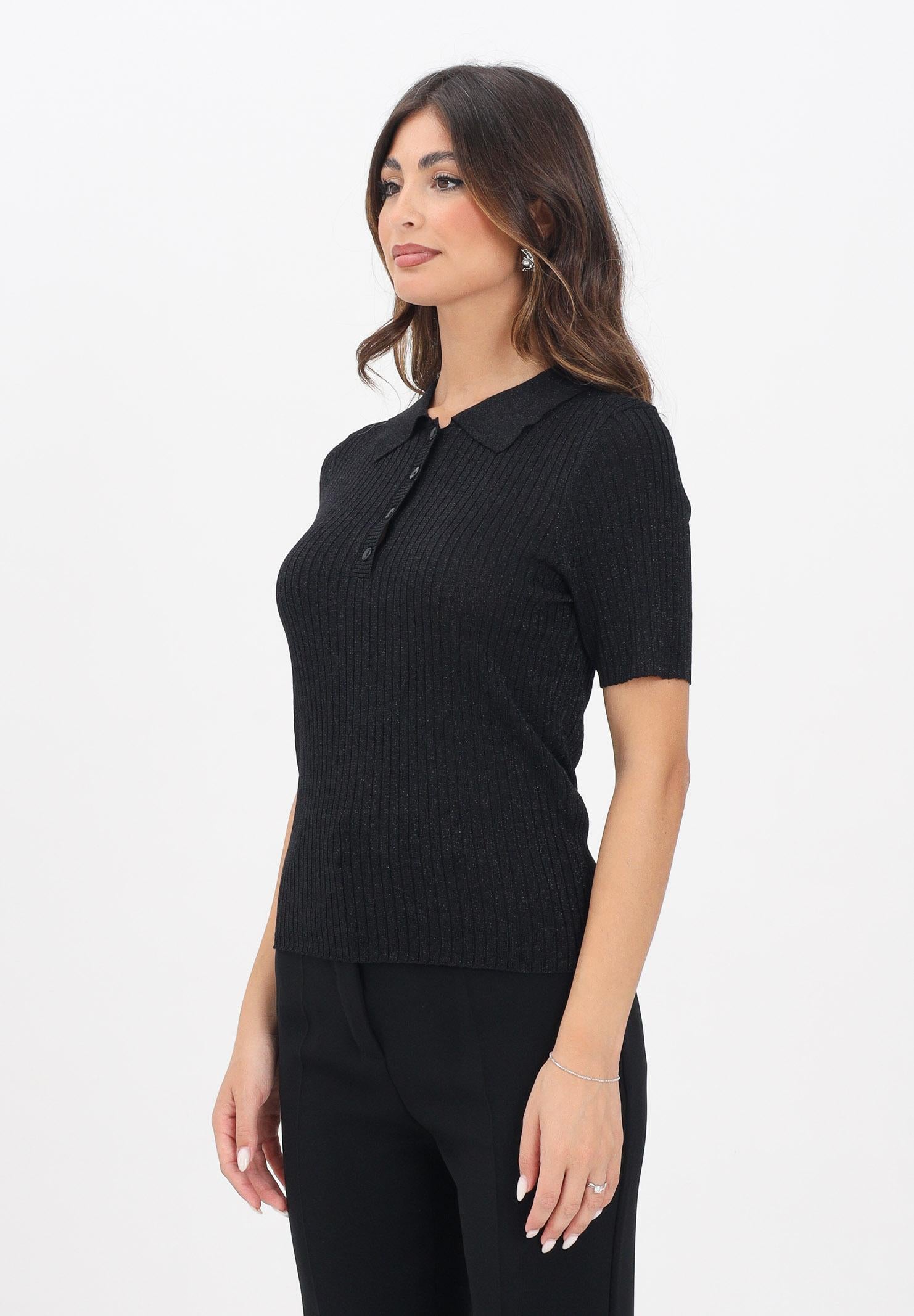 JDY Polo nera da donna realizzata in una maglia a costine sottili con un tocco di filato lamé 15354078 Black JDY 