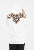 MARCELO BURLON COUNTY OF MILAN Felpa con cappuccio bianca da uomo caratterizzata da stampa di serpente F5CAMAHS066 013 MARCELO BURLON COUNTY OF MILAN 