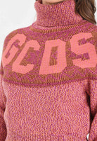 GCDS Maglione a collo alto rosa da donna con intarsio logo GCDS B2CW1603KJ3 42 GCDS 