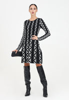 Abito corto nero da donna con fantasia a righe e motivo geometrico VSKD07009 NERO AKEP 