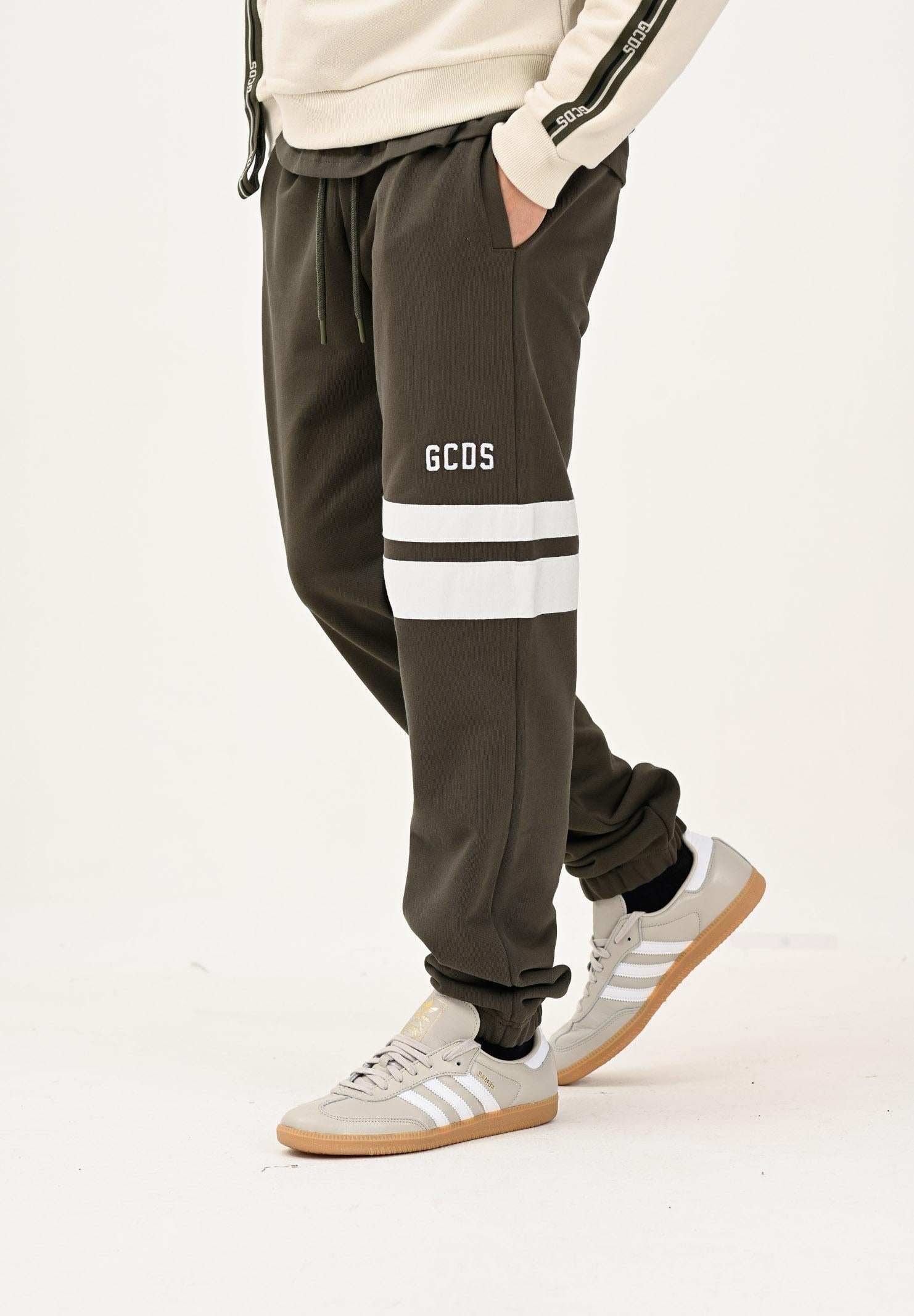 GCDS Pantalone sportivo verde militare per uomo e donna con dettagli a contrasto B1XM3002JI0 88 GCDS 