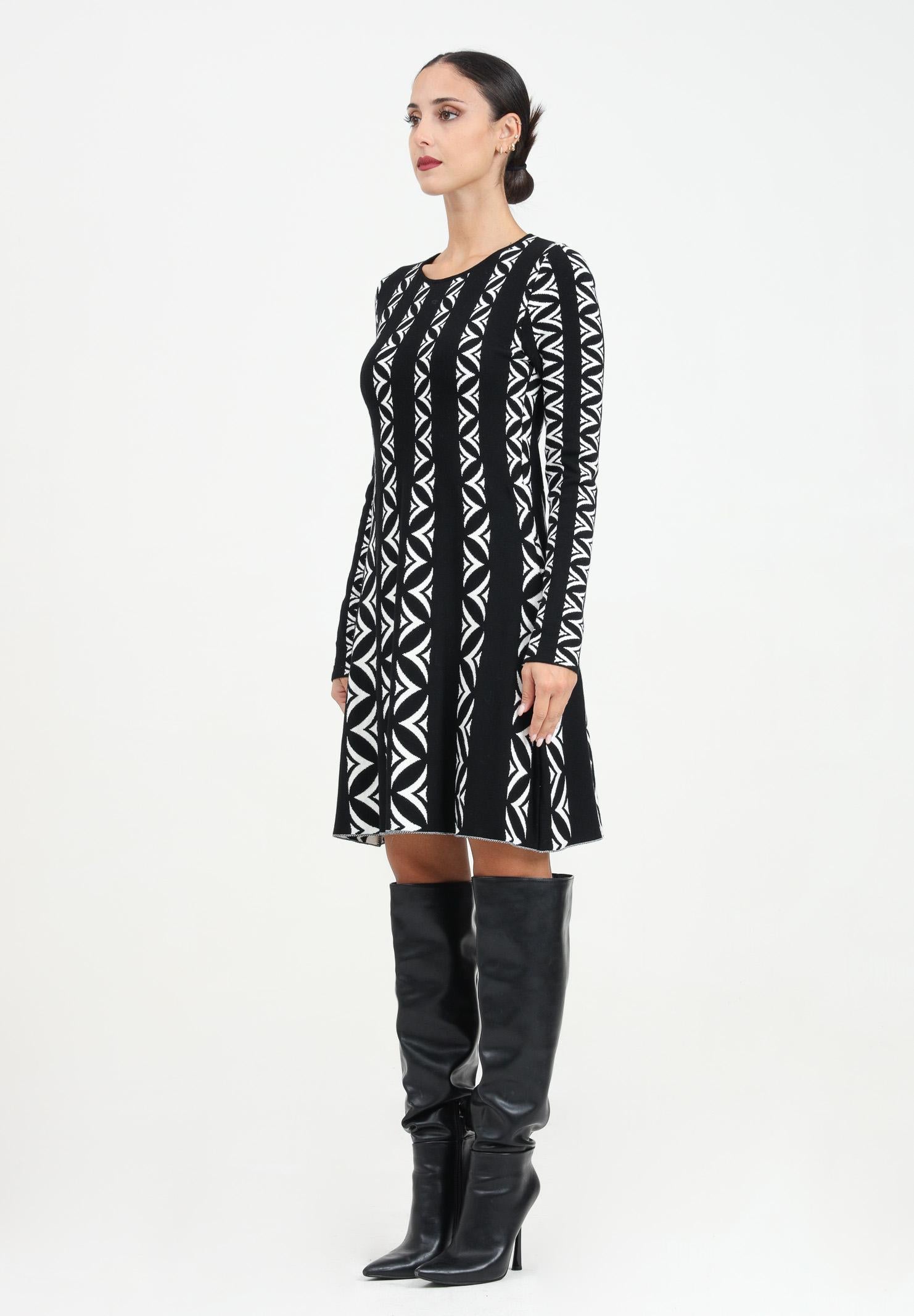 Abito corto nero da donna con fantasia a righe e motivo geometrico VSKD07009 NERO AKEP 