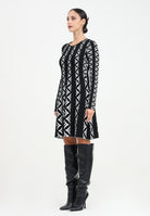 Abito corto nero da donna con fantasia a righe e motivo geometrico VSKD07009 NERO AKEP 