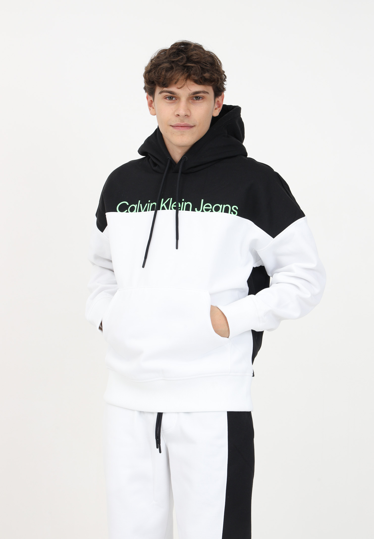 White and black sweatshirt with hood and logo for men - CALVIN KLEIN JEANS  - Pavidas