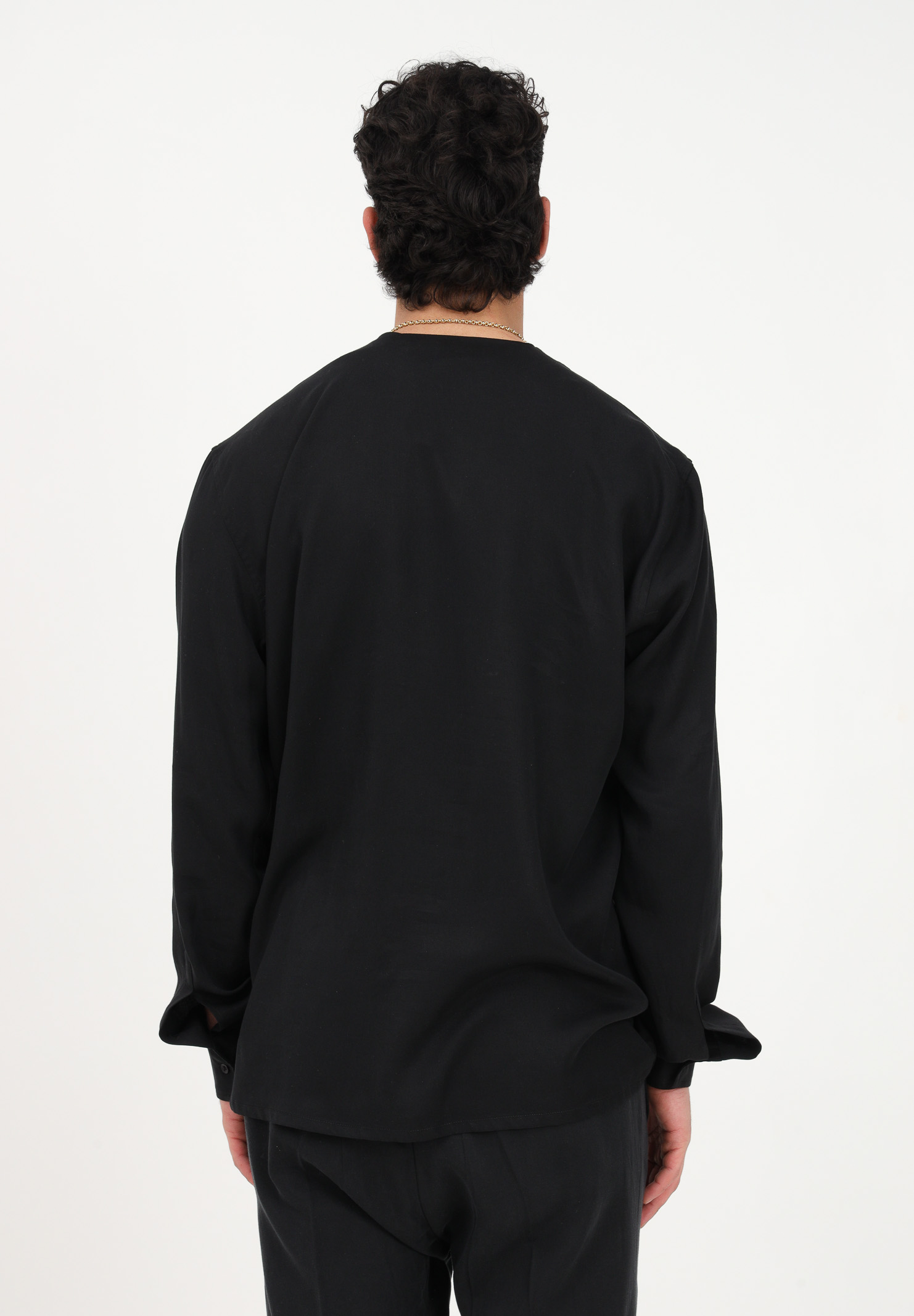 Black casual shirt for men with deep V-neck - I'M BRIAN - Pavidas