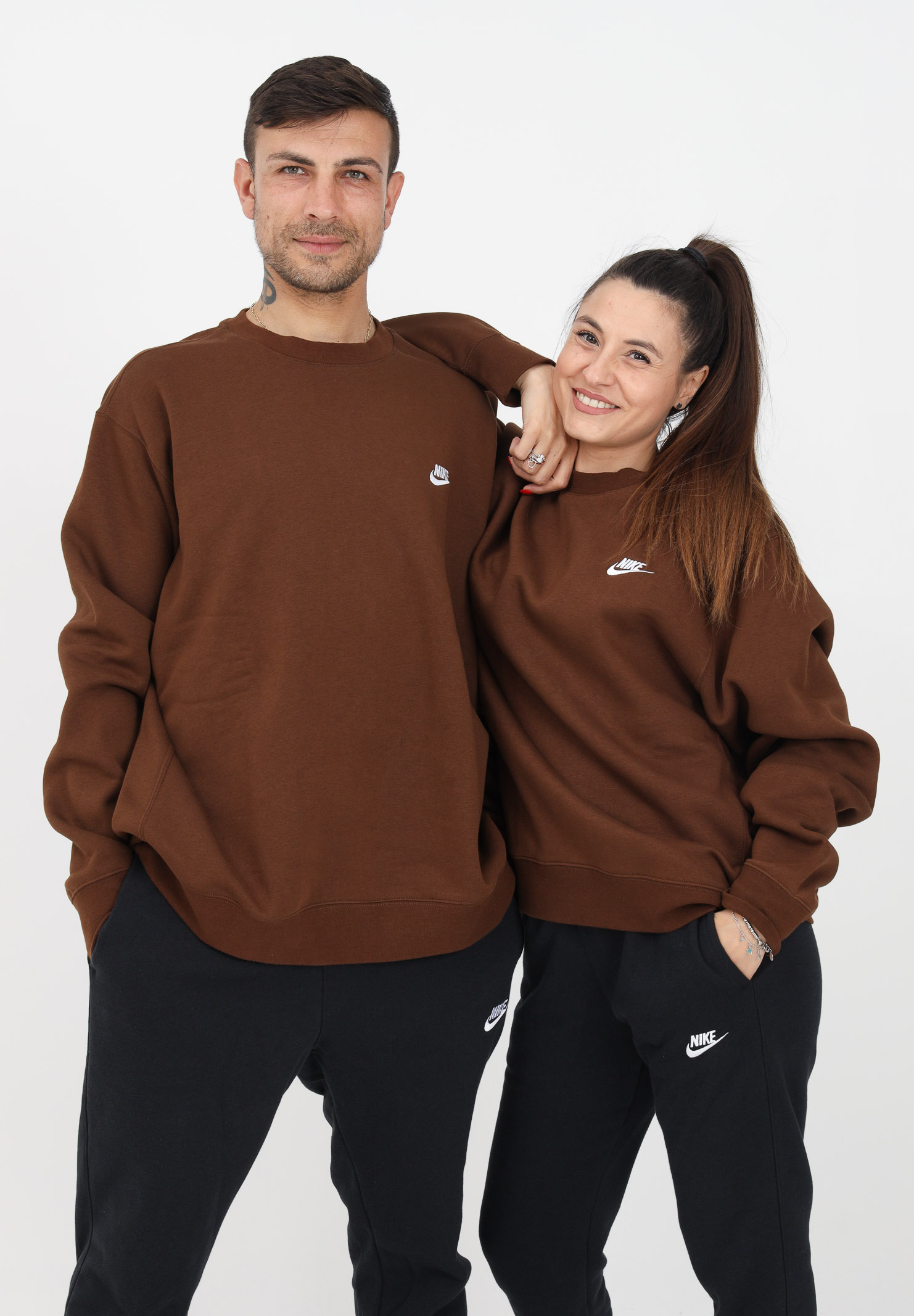 Brown crewneck sweatshirt for men and women with logo embroidery - Pavidas