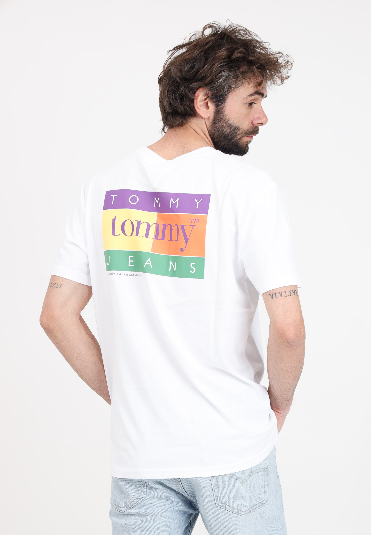 T-shirt da uomo bianca con maxi stampa logo a colori sul retro