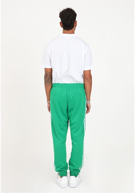 Pantalone da uomo di colore verde. ADIDAS ORIGINALS | Pantaloni | IK3515.