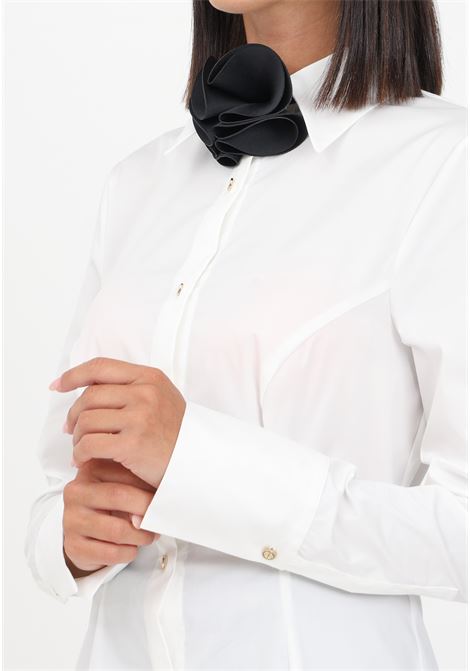 Camicia bianca da donna con dettaglio floreale da annodare al collo ALMA SANCHEZ | Camicie | CLARISSA-PPPANNA