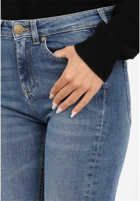 Jeans donna a zampa in denim con logo su tasca posteriore. PINKO | Jeans | 100561-A0J8PJD