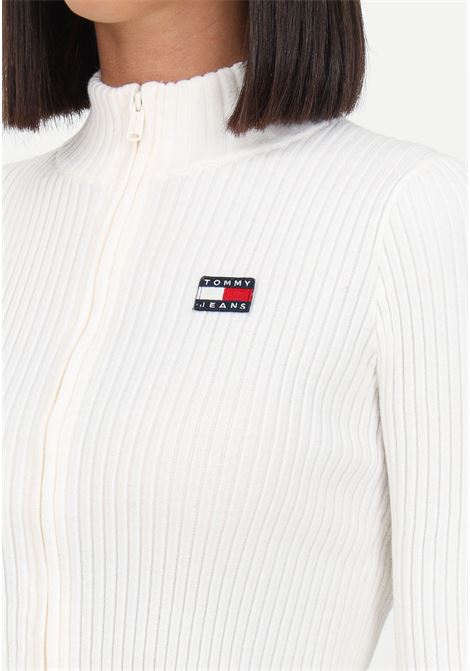 Maglioncino bianco da donna con patch logo TOMMY JEANS | Maglieria | DW0DW15943YBHYBH