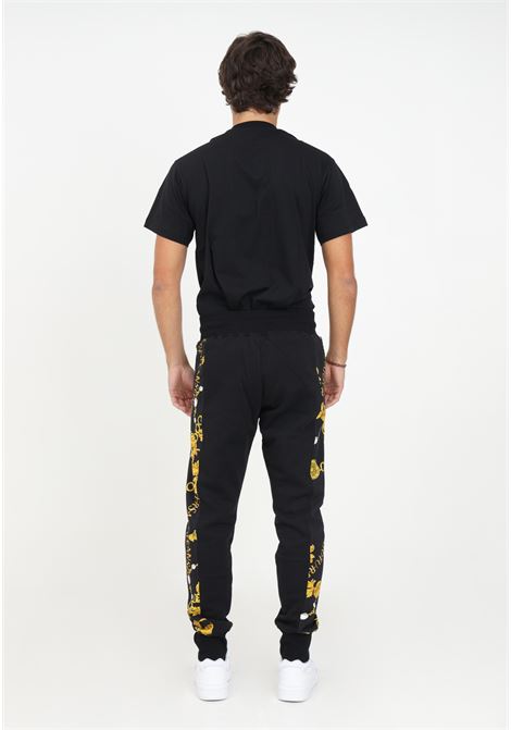 Pantaloni neri di tuta con stampa Chain Couture da uomo VERSACE JEANS COUTURE | Pantaloni | 75GAA3C0FS102G89