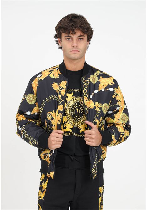 Bomber nero e giallo con stampa chain couture da uomo VERSACE JEANS COUTURE | Giubbotti | 75GASD04CQS70G89