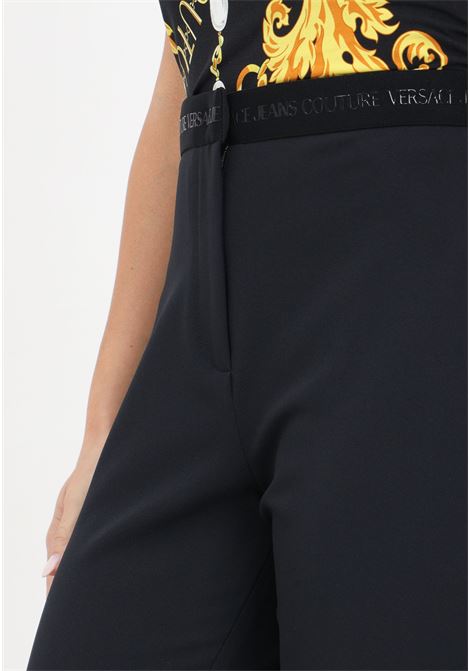 Pantaloni neri con fascia logata da donna VERSACE JEANS COUTURE | Pantaloni | 75HAA107N0217899