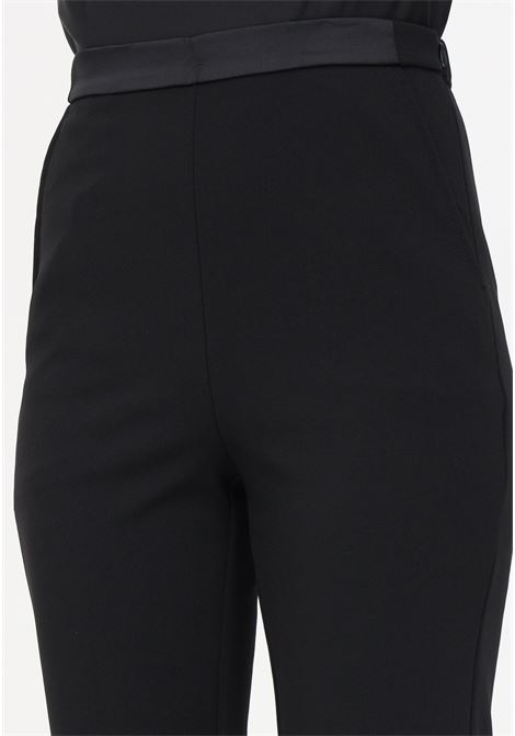 Pantalone nero da donna con fondo a zampa VICOLO | Pantaloni | TR0199A99