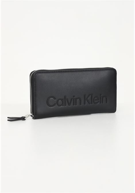 Portafoglio nero da donna con logo lettering a rilievo CALVIN KLEIN | Portafogli | K60K610263BAX