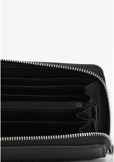 Portafoglio nero da donna con logo lettering a rilievo CALVIN KLEIN | Portafogli | K60K610263BAX