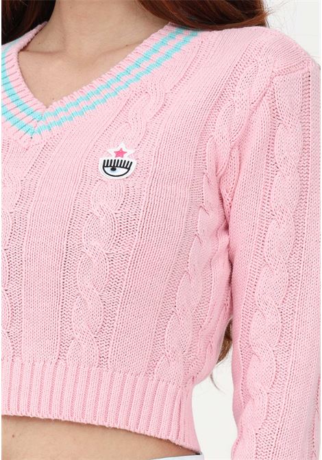 Maglioncino crop girocollo rosa da donna con motivo a trecce e patch logo CHIARA FERRAGNI | 74CBFM19CMH19439