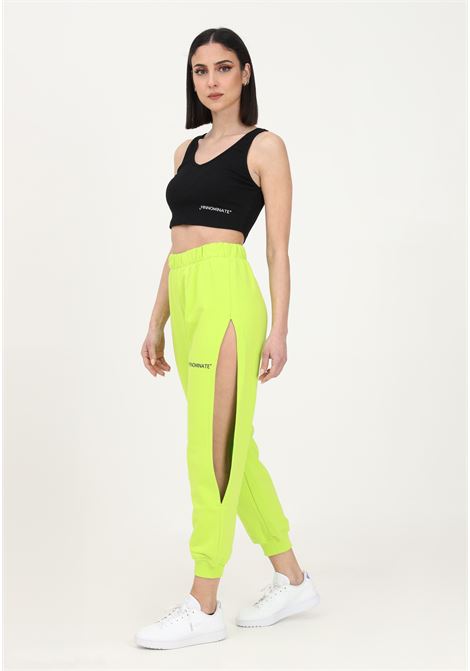 Pantalone sportivo verde da donna con stampa logo e spacchi laterli HINNOMINATE | Pantaloni | HNW632VERDE MELA