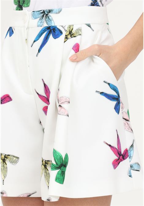 Shorts elegante bianco da donna con fantasia fiocchi MOSCHINO BOUTIQUE | Shorts | 03311137A1002
