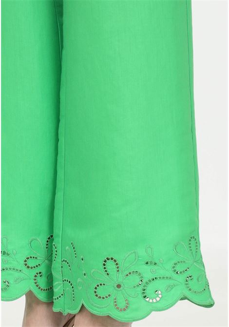 Pantalone elegante verde laminato da donna con ricamo sul fondo MOSCHINO BOUTIQUE | Pantaloni | A031108260395
