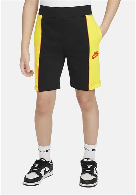 Shorts sportivo nero da bambino con bande laterali e stampa logo NIKE | Shorts | 86K511023