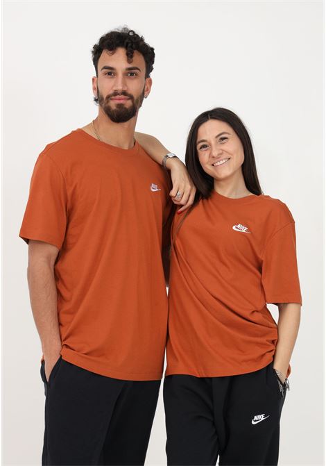 T-shirt Nike Sportswear Club mattone per uomo e donna NIKE | T-shirt | AR4997DARK RSSET