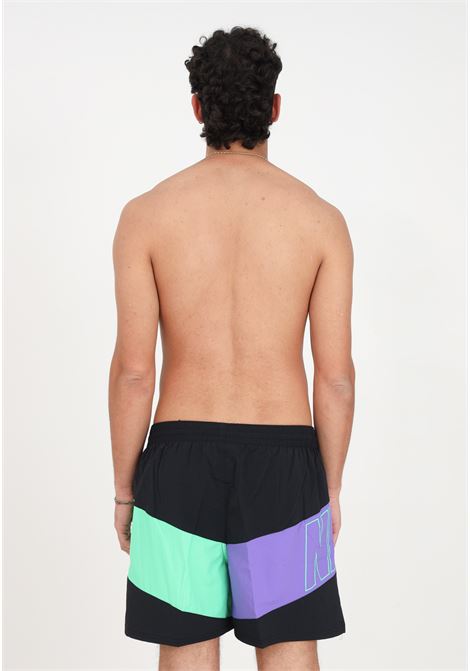 Shorts mare nero da uomo con motivo a blocchi di colori e logo NIKE | Beachwear | NESSD507001