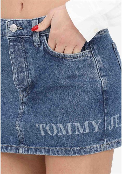 Minigonna in denim da donna con logo Tommy Jeans TOMMY HILFIGER | Gonne | DW0DW148341A51A5