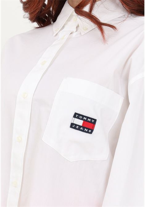 Camicia casual oversize bianca da donna con patch logo TOMMY HILFIGER | Camicie | DW0DW15199YBRYBR