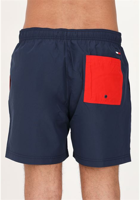 Shorts mare blu da uomo con motivo color block e logo TOMMY HILFIGER | Beachwear | UM0UM02753C87