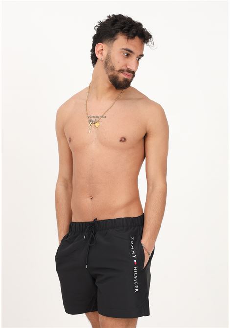 Shorts mare nero da uomo con ricamo logo laterale TOMMY HILFIGER | Beachwear | UM0UM02885BDS