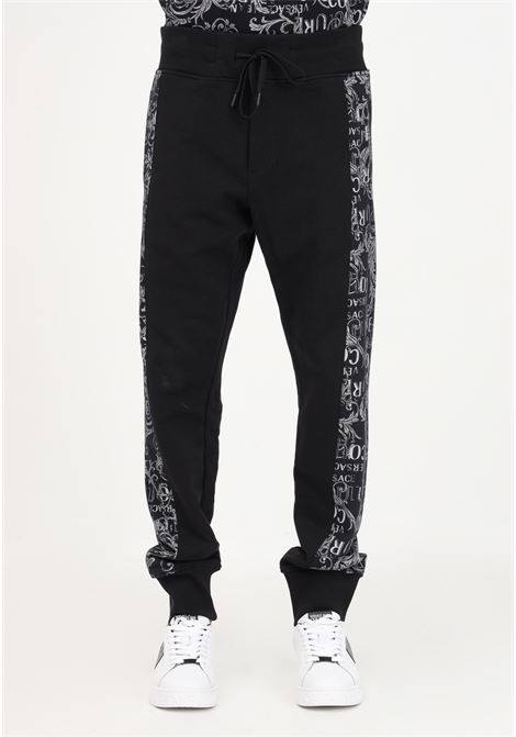 Pantalone casual nero da uomo con fantasia Logo Couture laterale VERSACE JEANS COUTURE | Pantaloni | 74GAA3C0FS063899