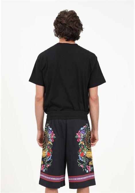 Shorts casual nero da uomo con stampa V-Emblem Garden VERSACE JEANS COUTURE | Shorts | 74GAD3BGFS076G89