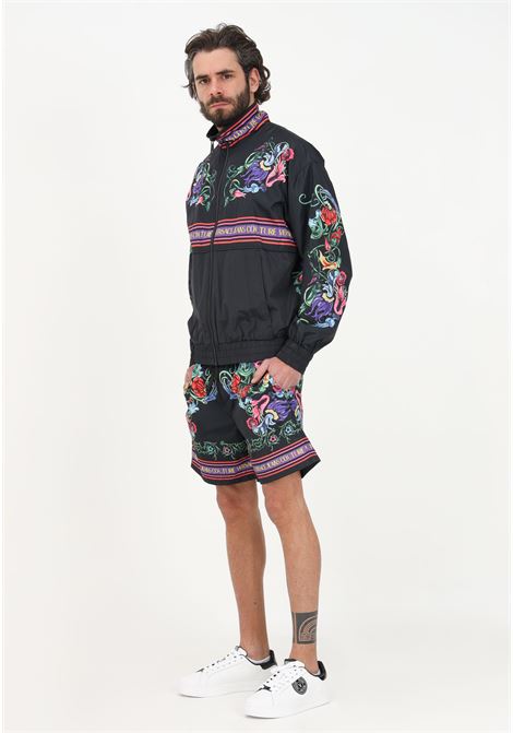 Shorts casual nero da uomo con stampa V-Emblem Garden all over VERSACE JEANS COUTURE | Shorts | 74GADD17CQS55G89