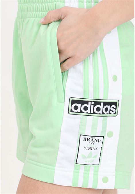 Shorts da donna verdi e bianchi con chiusura laterale con bottoni a clip ADIDAS ORIGINALS | Shorts | IP0719.
