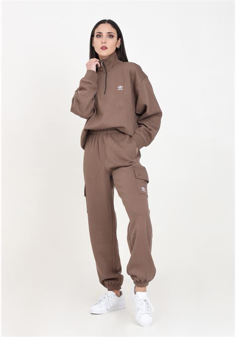 Pantaloni da donna Essentials fleece cargo jogger marroni ADIDAS ORIGINALS | IR5909.