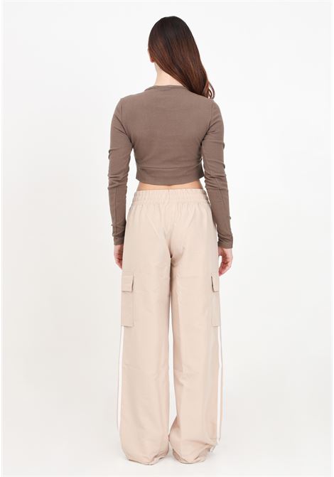 Pantaloni da donna beige e bianchi Adicolor Cargo ADIDAS ORIGINALS | IZ0717.