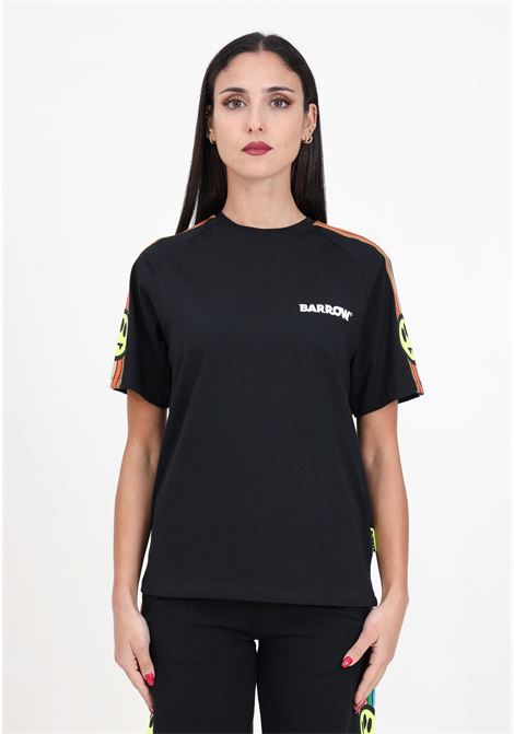 T-shirt nera donna bambina con righe sulla maniche e smile con logo sul davanti BARROW | T-shirt | S4BKJUTH017110