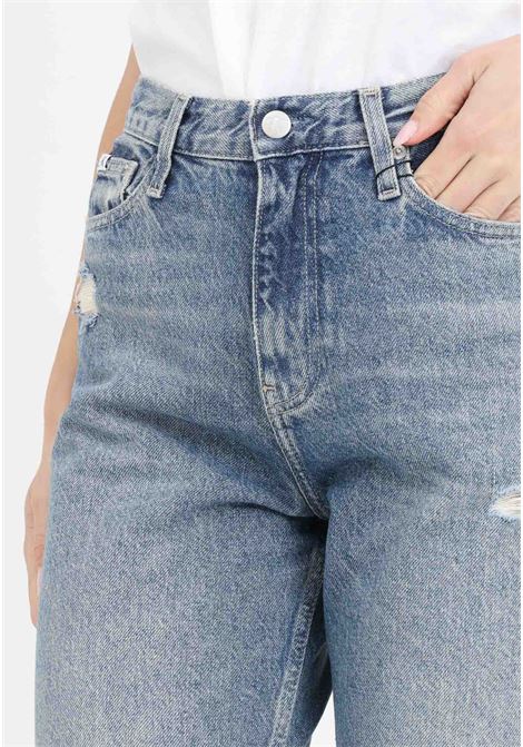 Jeans da donna con strappi lavaggio blu medio CALVIN KLEIN JEANS | Jeans | J20J2221481A41A4