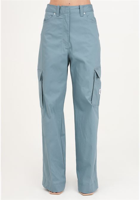 Pantaloni da donna stile cargo color blue polvere CALVIN KLEIN JEANS | J20J222607CFQCFQ
