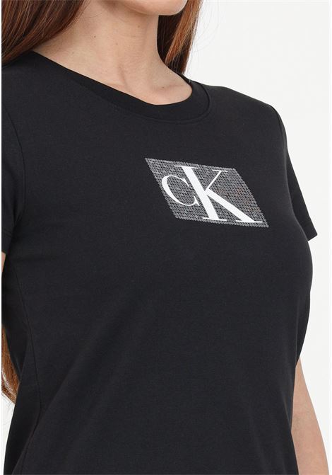 T-shirt da donna nera manica corta con stampa e paillettes CALVIN KLEIN JEANS | J20J222961BEHBEH