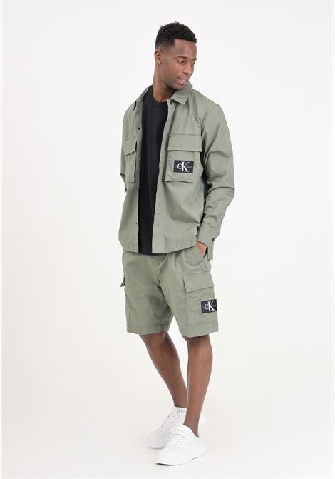Shorts da uomo verde oliva con patch logo sul davanti CALVIN KLEIN JEANS | Shorts | J30J325138LDYLDY