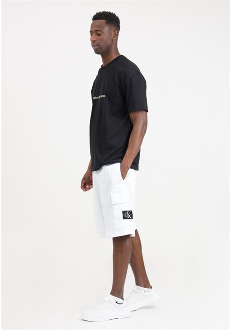 Shorts da uomo bianchi modello cargo CALVIN KLEIN JEANS | Shorts | J30J325140YAFYAF