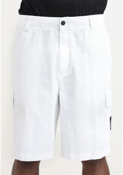 Shorts da uomo bianchi modello cargo CALVIN KLEIN JEANS | Shorts | J30J325140YAFYAF
