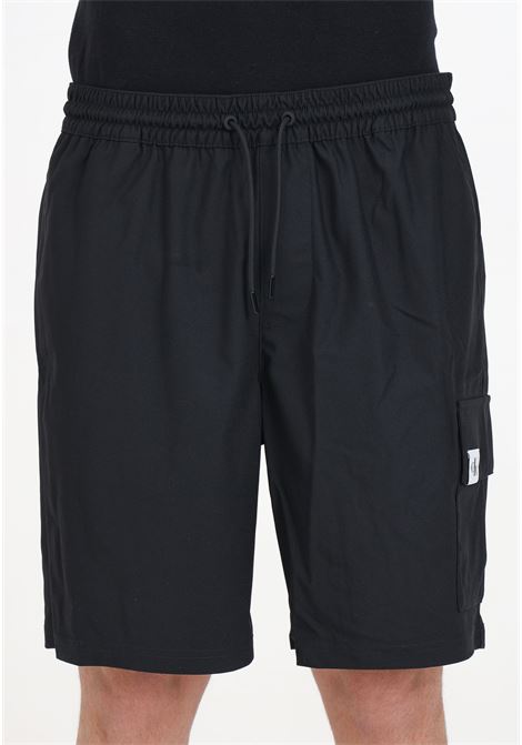 Shorts neri da uomo con tascone e patch logo CALVIN KLEIN JEANS | Shorts | J30J325701BEHBEH