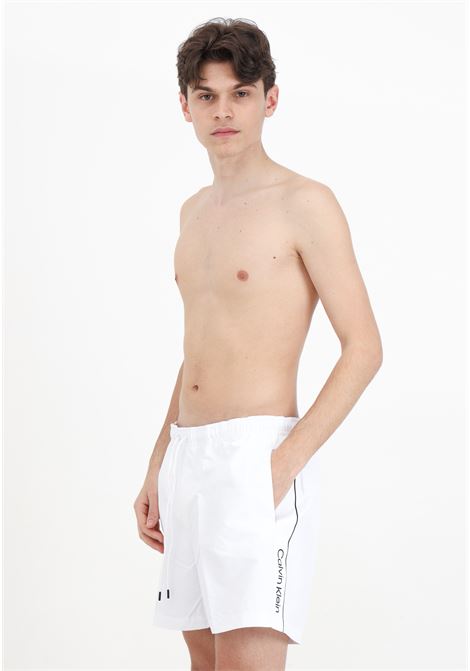 Shorts mare bianco da uomo con bande laterali logate CALVIN KLEIN | Beachwear | KM0KM00958YCD